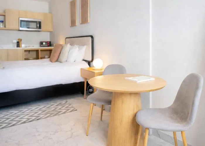 Rooftop Escape • Walk To • Luxury Apartamento