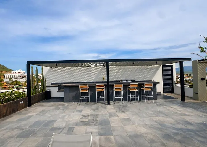 Rooftop Escape • Walk To • Luxury