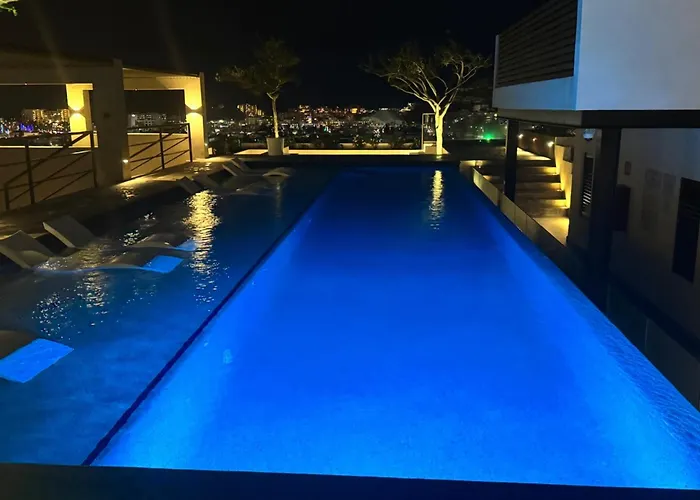 Rooftop Escape • Walk To • Luxury *