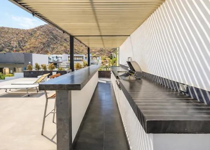 Rooftop Escape • Walk To • Luxury Apartamento