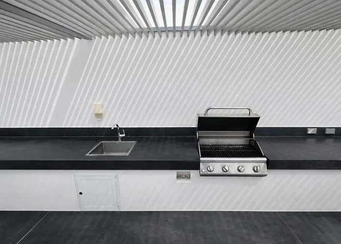Rooftop Escape • Walk To • Luxury Apartamento *